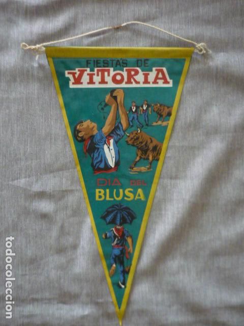 Sammlung von Wimpeln: VITORIA DIA DEL BLUSA ANTIGUO BANDERIN