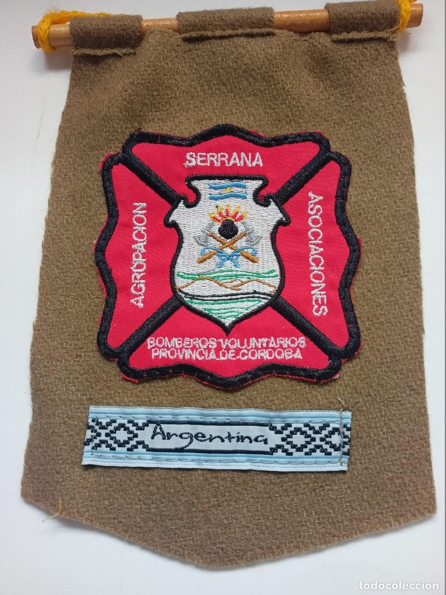 Banderines de colecci&oacute;n: PEQUE&Ntilde;O BANDERIN DE ROPA DE BOMBEROS VOLUNTARIOS DE ARGENTINA-PROV.CORDOBA DE 14 X 20CM.