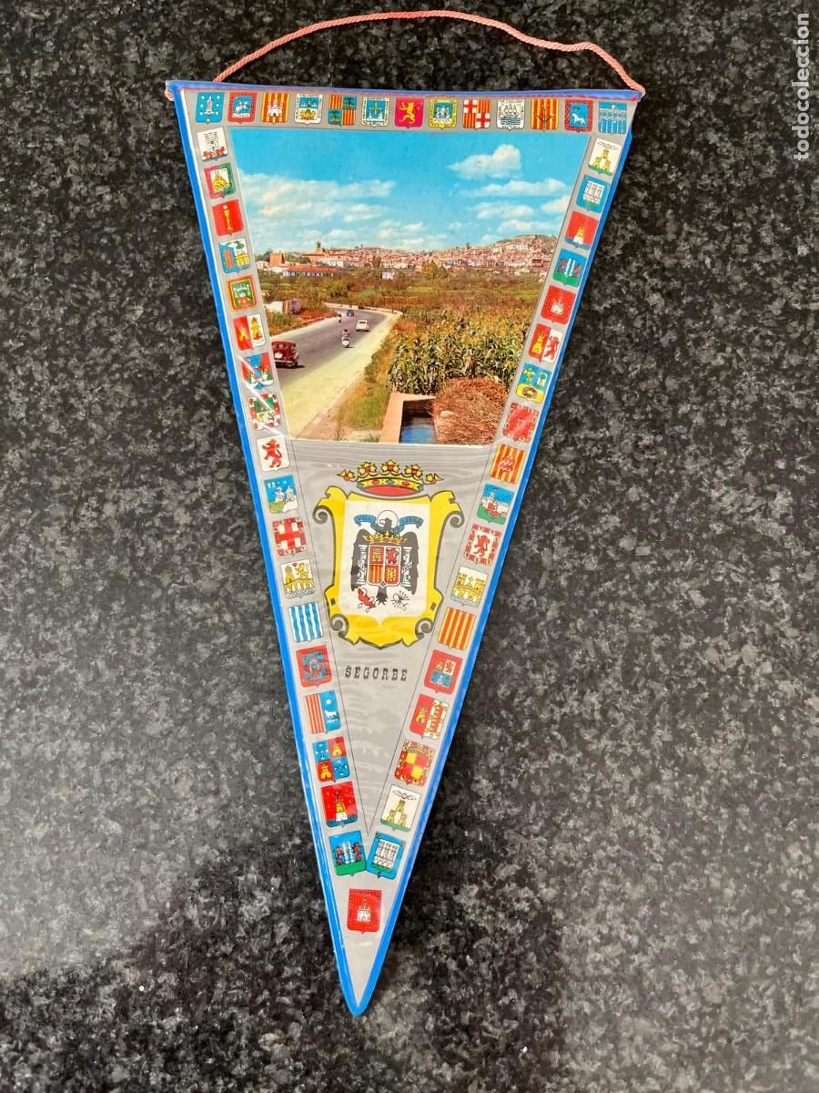 Banderines de colecci&oacute;n: banderin Segorbe Castell&oacute;n seat 600 y Vespa en la carretera