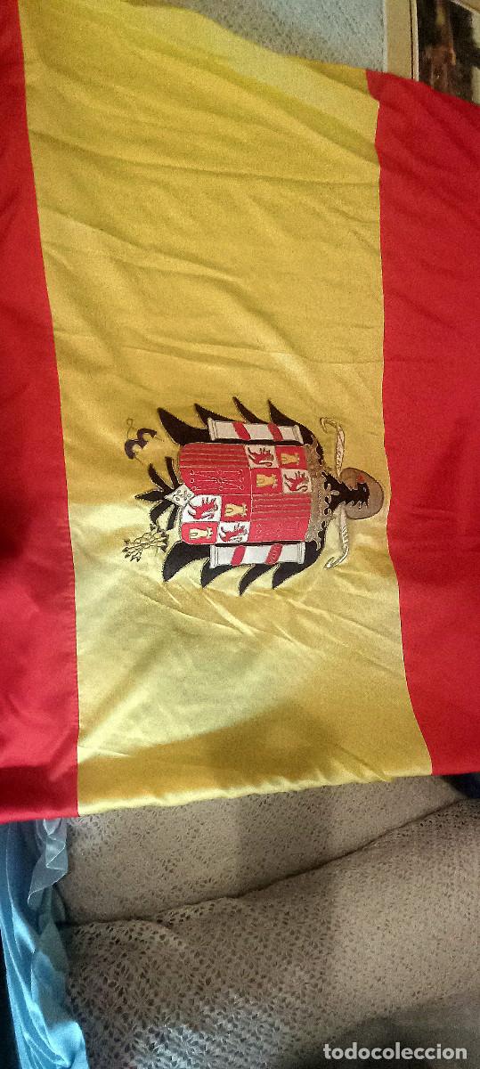 Galhardetes de cole&ccedil;&atilde;o: Bandera de Espa&ntilde;a gran formato con escudo de 1945 bordado a mano, m&aacute;stil de madera