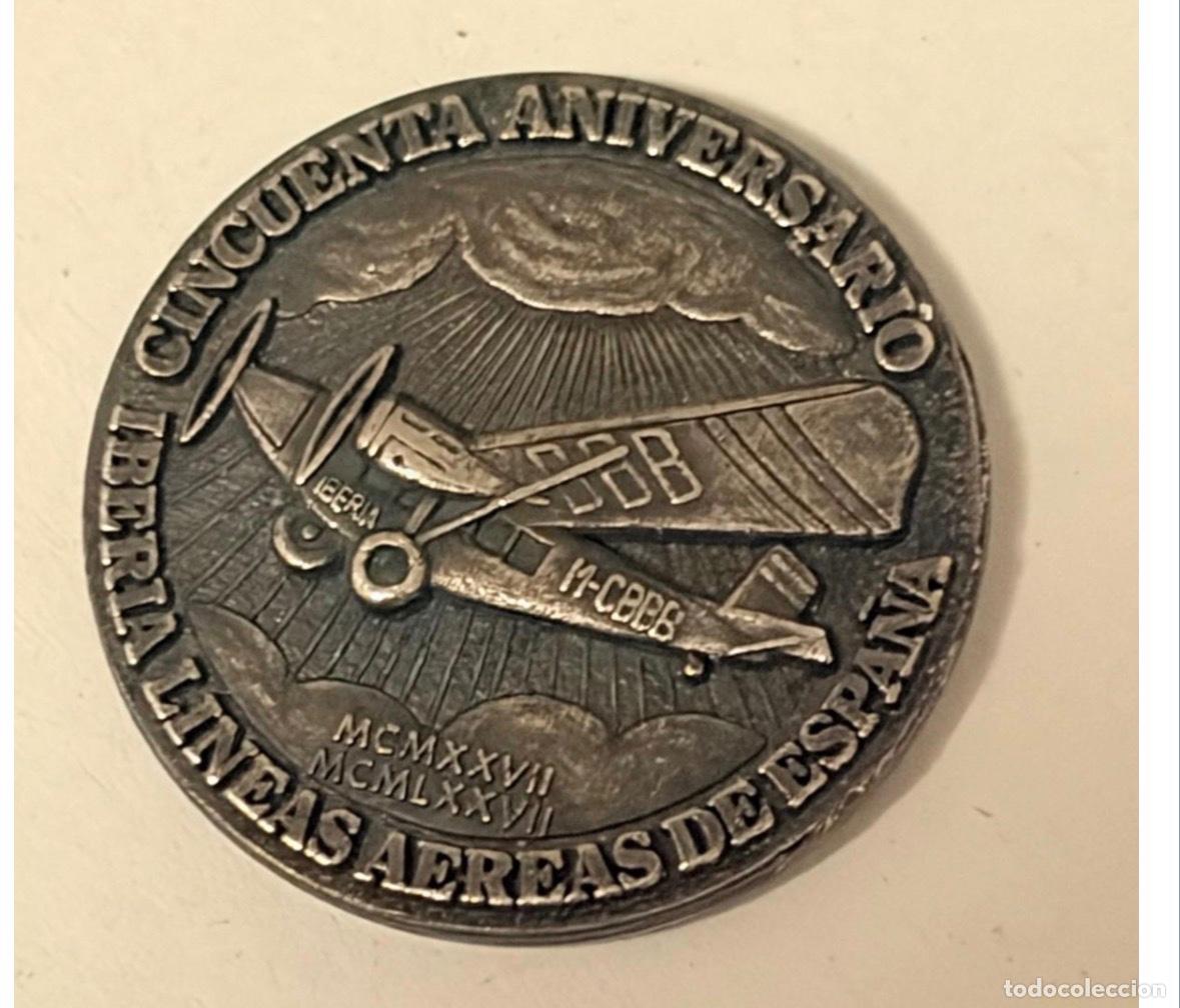 Coleccionismo billetes de transporte: Antigua medalla conmemorativa del 50 aniversario de IBERIA LINEAS A&Eacute;REAS DE ESPA&Ntilde;A. 1927 - 1977