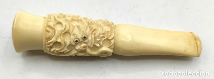 Boquillas de colección: Boquilla de pipa en marfil tallado, con motivo oriental, de princpios del siglo XX. - Foto 1 - 303569963