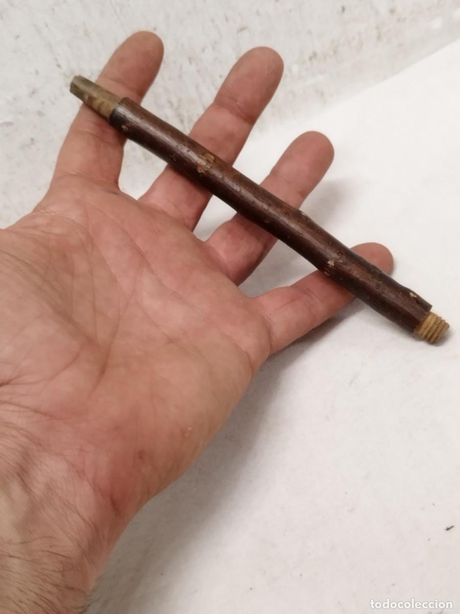 Fume-cigarettes de collection: Antigua boquilla de fumar a identificar. En madera tallada.