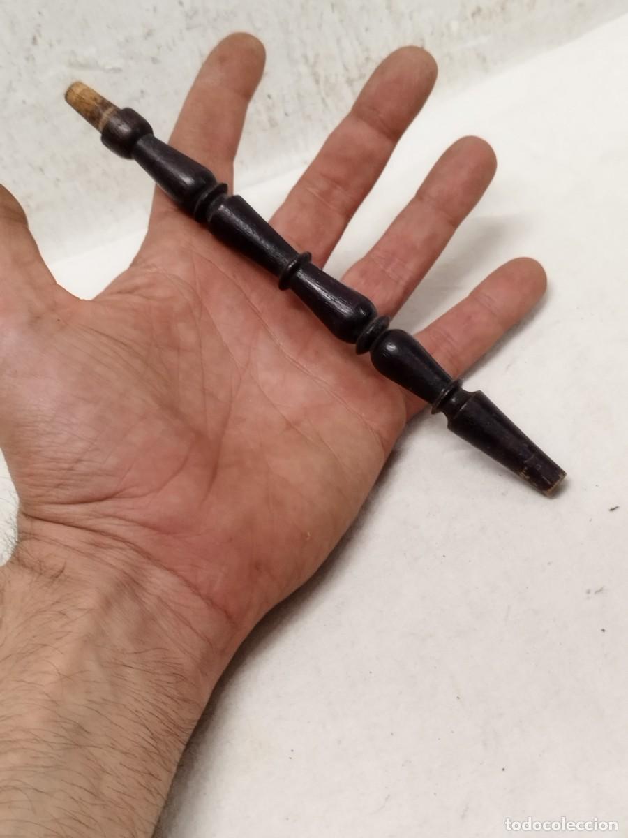 Fume-cigarettes de collection: Antigua boquilla de fumar a identificar. En madera tallada.