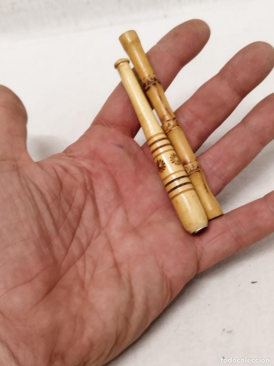 Fume-cigarettes de collection: Dos antiguas boquillas de fumar, una de madera y otra de bamb&uacute;.