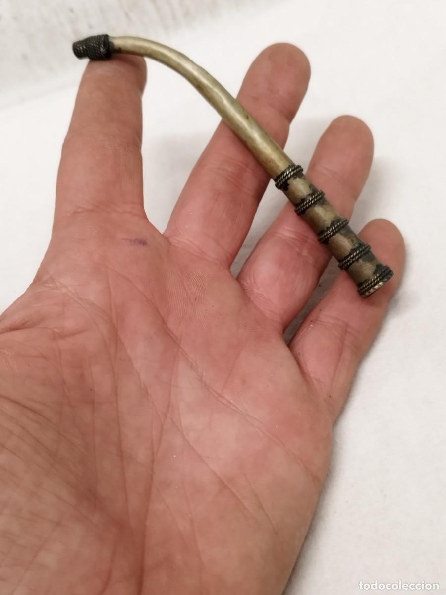 Fume-cigarettes de collection: Antigua boquilla con filigrana asi&aacute;tica de pipa de fumar, a identificar.