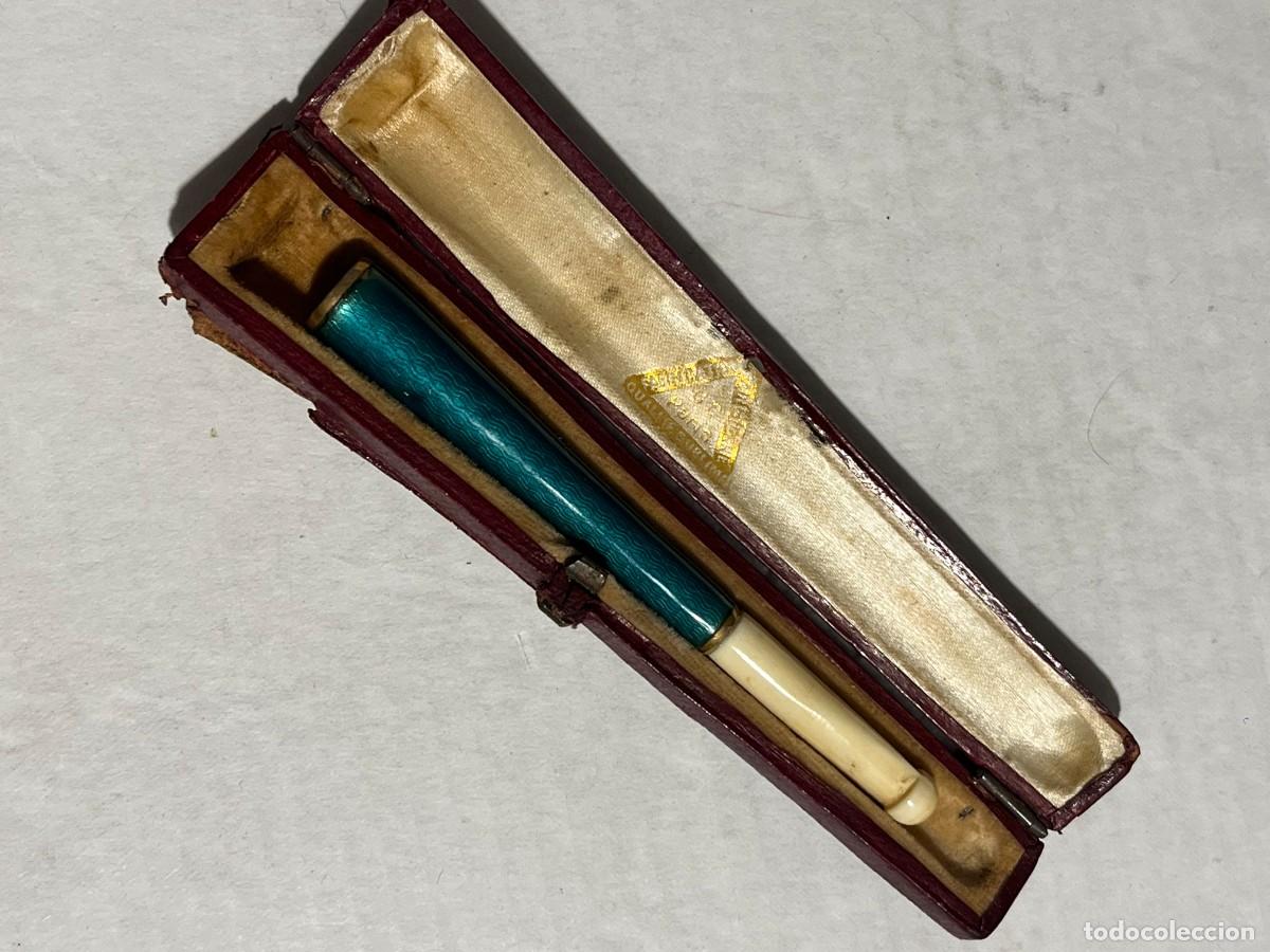 Boquillas de colecci&oacute;n: Boquilla para cigarrillos de esmalte guilloch&eacute;, fabricada en Par&iacute;s con caja original.