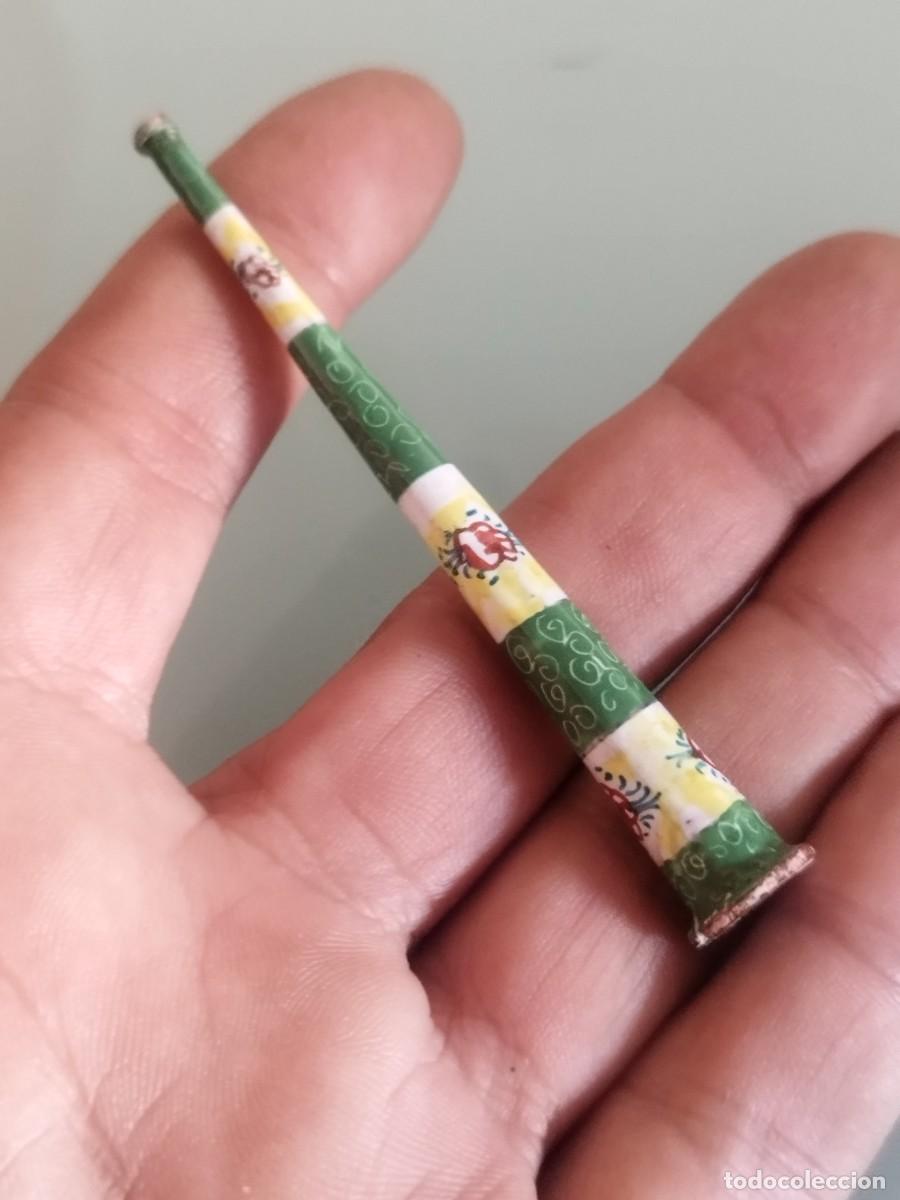 Boquillas de colecci&oacute;n: Antigua boquilla met&aacute;lica pintada. Tipo &eacute;tnica a identificar.