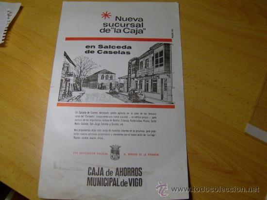 Coleccionismo de carteles: SALCEDA DE CASELAS APROX 1960- NUEVA SUCURSAL DE LA CAJA DE AHORROS MUNICIPAL DE VIGO - SEAT 600