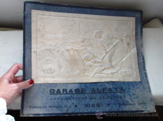 Coleccionismo de carteles: ANTIGUA PUBLICIDAD TROQUELADA EN RELIEVE. GARAGE ALFAYA. VIGO.37 X 32 CM.