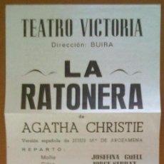 Coleccionismo de carteles: CARTEL PROGRAMA LA RATONERA. TEATRO VICTORIA BARCELONA AGATHA CHRISTIE 15 X 31 CM (APROX)
