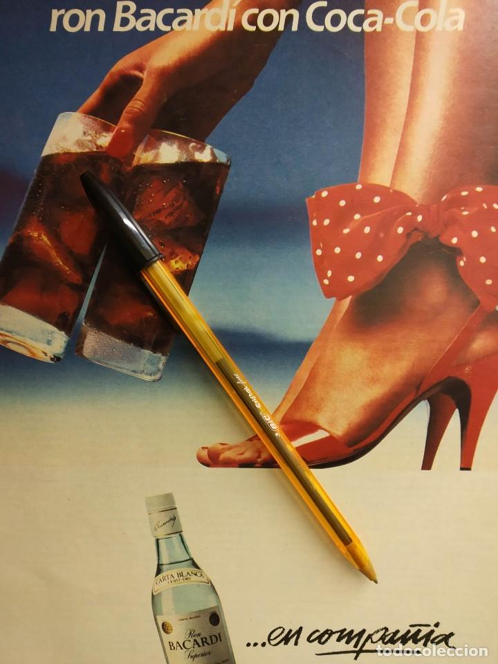 Coleccionismo de carteles: RON BACARDI CON COCA COLA, ..EN COMPA&Ntilde;IA. PUBICIDAD. - Foto 1