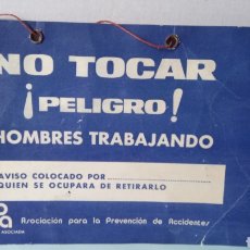 Coleccionismo de carteles: CARTEL NO TOCAR . PELIGRO!. HOMBRES TRABAJANDO.. Lote 246438635