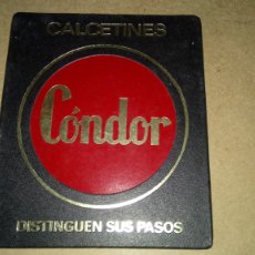 Coleccionismo de carteles: CARTEL DE CARTÓN DE CALCETINES CÓNDOR. DISTINGUEN SUS PASOS.. Lote 269598228