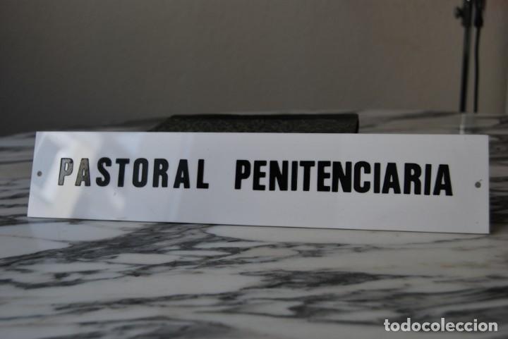 Coleccionismo de carteles: CARTEL DE PL&Aacute;STICO - PASTORAL PENITENCIARIA - LETRERO C&Aacute;RCEL - A&Ntilde;OS 70-80