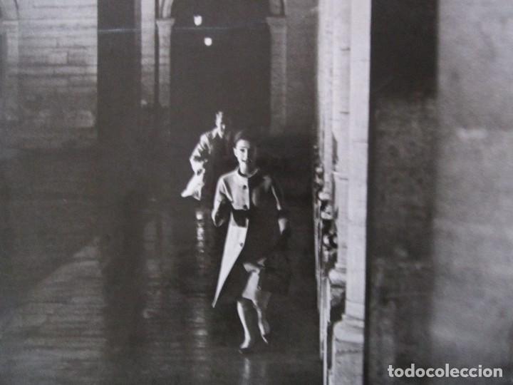 Coleccionismo de carteles: FOTO CINE DE 26X30 DE AUDREY HEPBURN EN CHARADA USA1963 DE STANLEY DONEN