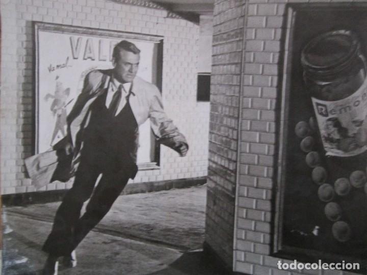 Coleccionismo de carteles: FOTO CINE DE 26X30 DE CARY GRANT EN CHARADA USA1963 DE STANLEY DONEN