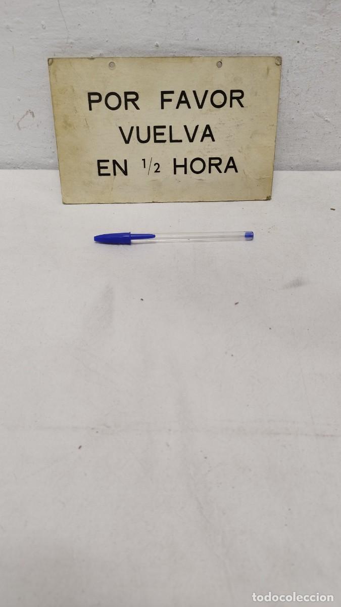 Coleccionismo de carteles: Antiguo Cartel a doble cara,para tienda comercio.Vuelva M&aacute;s Tarde,en 1/2 h regreso