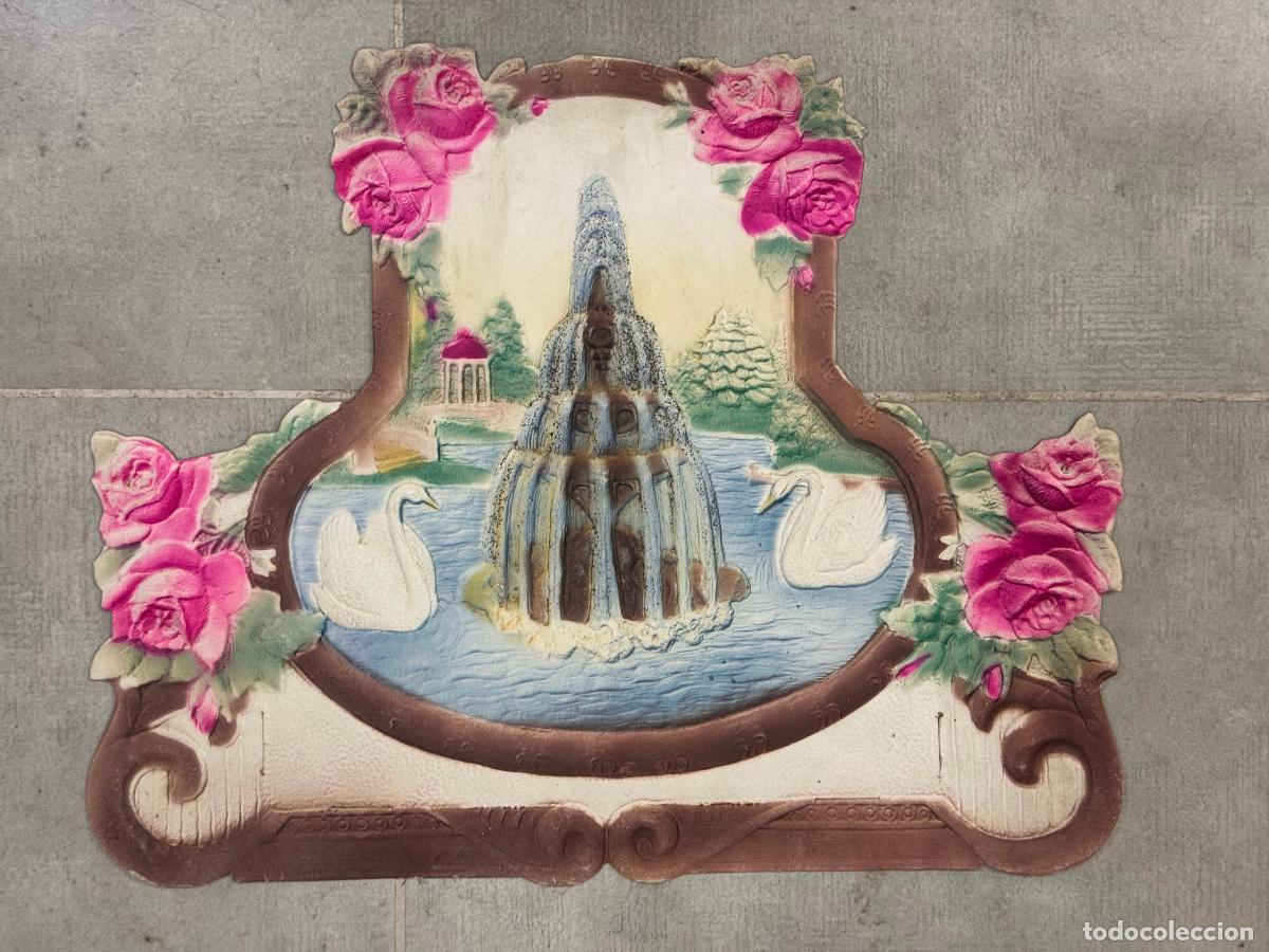 Coleccionismo de carteles: CARTEL TROQUELADO ANTIGUO CON RELIEVE - FUENTE CISNES Y ROSAS - VER FOTOS ADICIONALES