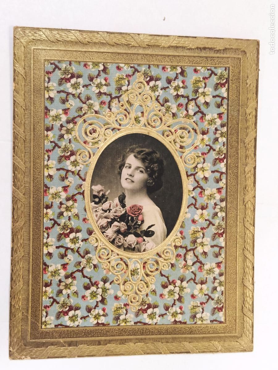 Coleccionismo de carteles: CARTEL ANTIGUO CON RELIEVE - LA MUJER DE LAS FLORES - VER FOTOS