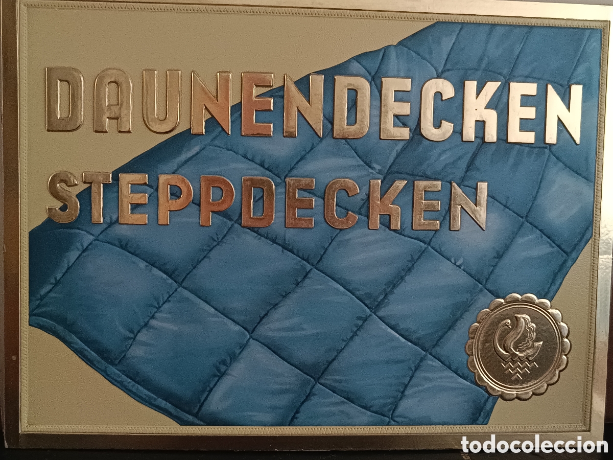 Coleccionismo de carteles: NTIGUO CARTEL PUBLICITARIO ALEM&Aacute;N GOFRADO RELIEVE Daunendecken Steppdecken Cart&oacute;n Escaparate Penana