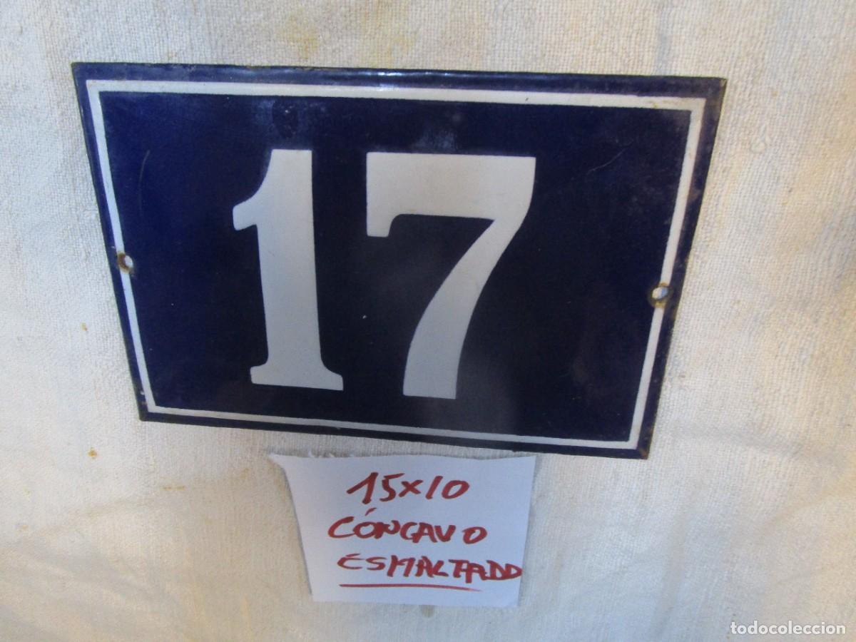 Coleccionismo de carteles: ANTIGUO NUMERO 17 ESMALTADO PARA PUERTA Y OTROS - 15X10CM 133GR, LEVEMENTE CONCAVO. EXCELENTE