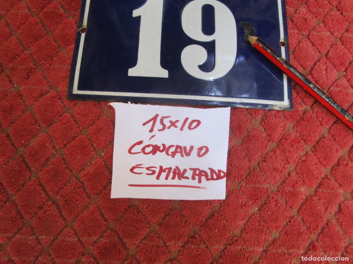 Coleccionismo de carteles: ANTIGUO NUMERO 17 ESMALTADO PARA PUERTA Y OTROS - 15X10CM 133GR, LEVEMENTE CONCAVO, BRILLO. + INFO