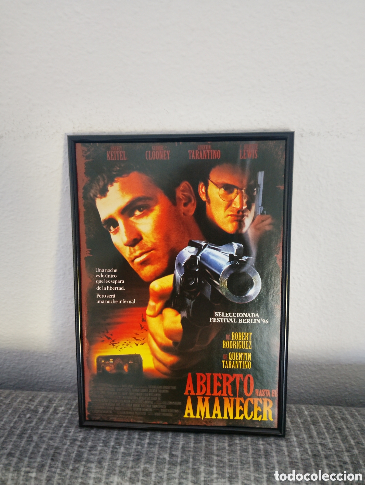Coleccionismo de carteles: Abierto hasta el amanecer anuncio original vintage a&ntilde;os 90 con marco incluido pelicula