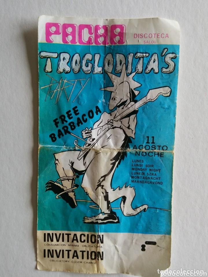 Coleccionismo de carteles: ANTIGUA ENTRADA INVITACI&Oacute;N PACHA DISCOTECA SALOU. TROGLODITA&acute;S PARTY. 11 AGOSTO. A&Ntilde;OS 80? MUY RARA