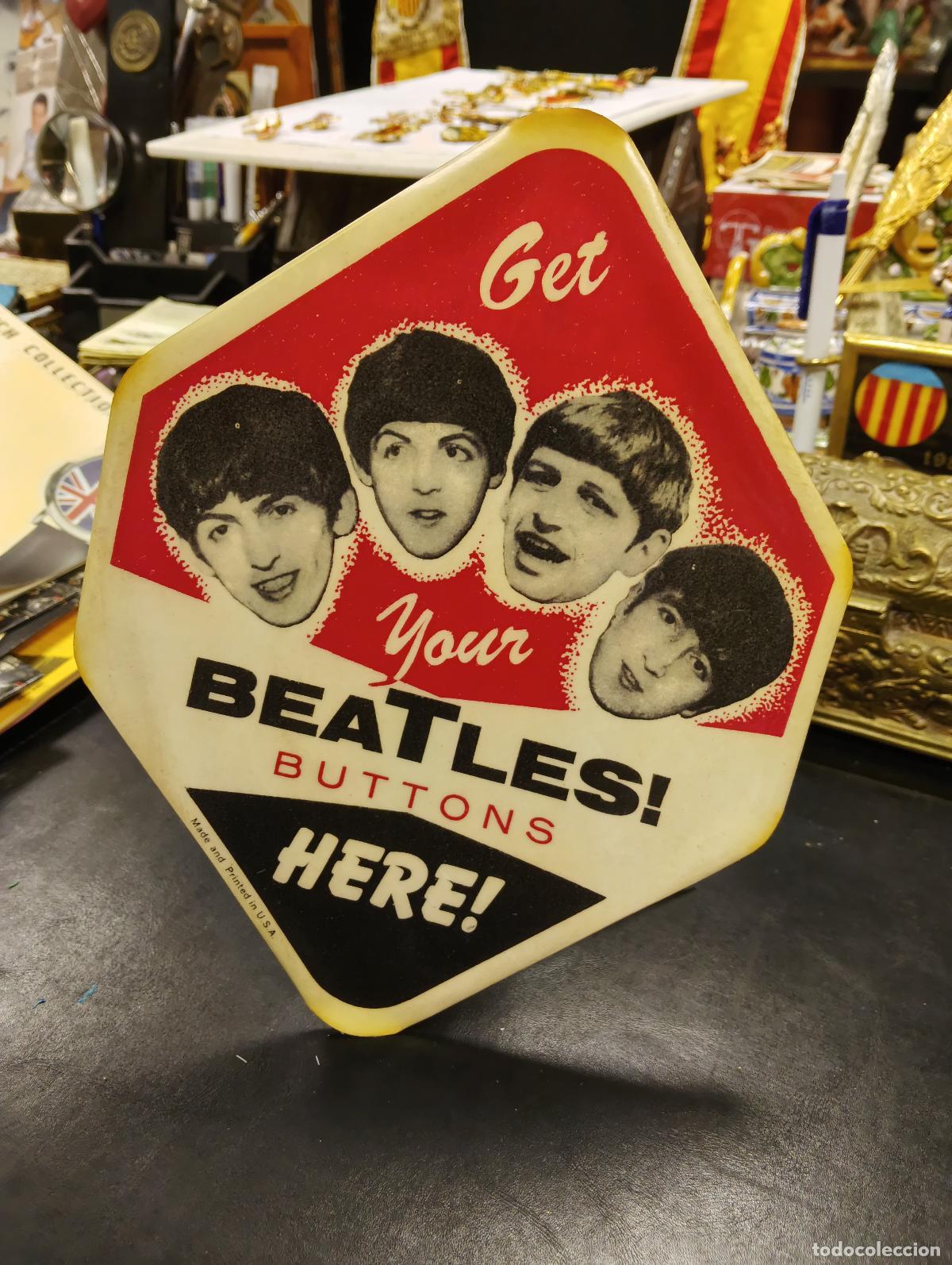 Coleccionismo de carteles: ANTIGUO PEQUE&Ntilde;O CARTEL RECLAMO PUBLICITARIO DE MOSTRADOR - GET YOUR BEATLES BUTTONS HERE - USA