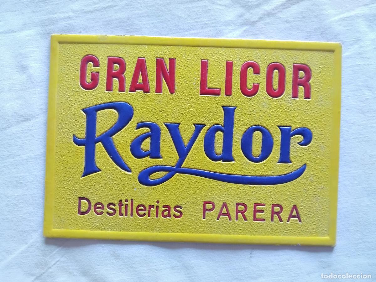 Coleccionismo de carteles: CARTEL TROQUELADO GRAN LICOR RAYDOR DESTILER&Iacute;AS PARERA. 19 X 14 CM.