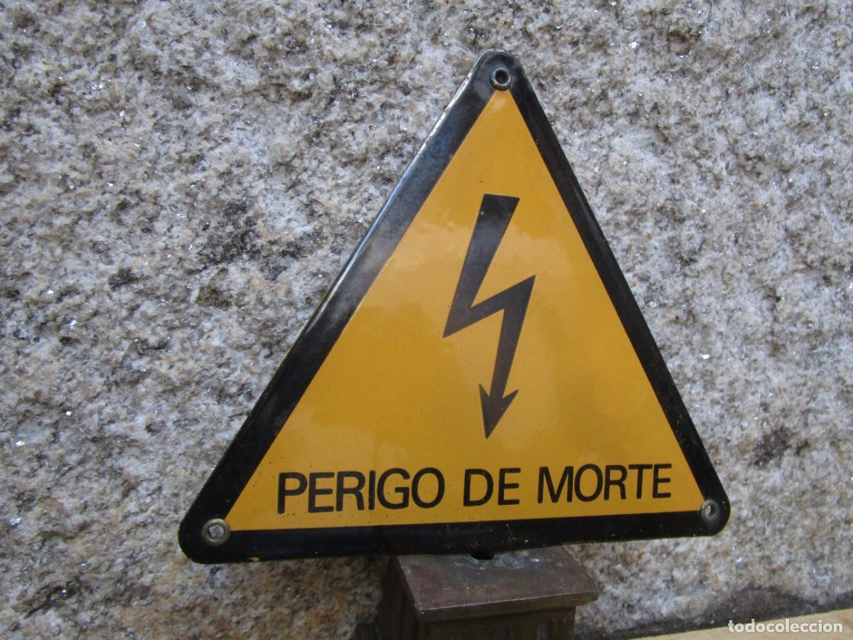 Coleccionismo de carteles: CARTEL CHAPA ESMALTADA - ALTA TENSION PELIGRO MUERTE, SIN USO PREVIO 19X19CM LOGO GUERREIRO PORTUGAL