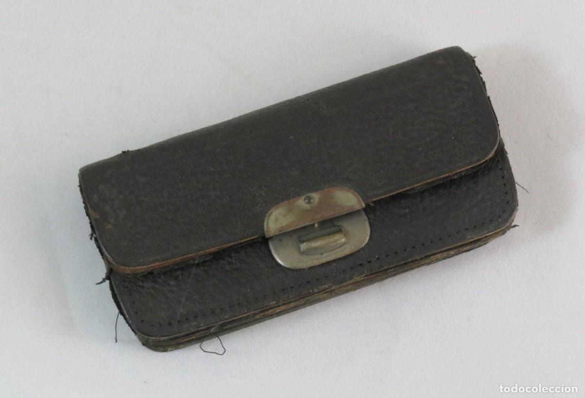 Coleccionismo de carteles: Porta moedas em pele, possivelmente escoc&ecirc;s; Cerca de 1900; Medidas &ndash; 10cm x 5cm; Condi&ccedil;&atilde;o &ndash; boa