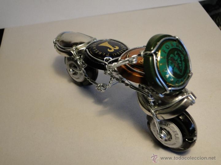 Coleccionismo de cava: MOTO.-ARTESANIA CON PLACAS CHAPAS Y ALAMBRES DE CAVA