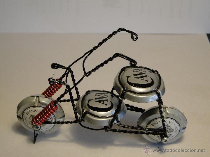 Coleccionismo de cava: MOTO.-ARTESANIA CON PLACAS CHAPAS Y ALAMBRES DE CAVA