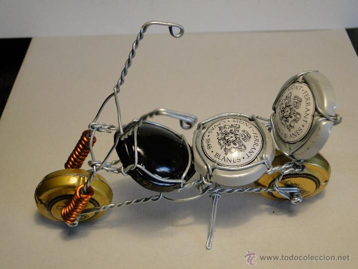 Coleccionismo de cava: MOTO.-ARTESANIA CON PLACAS CHAPAS Y ALAMBRES DE CAVA