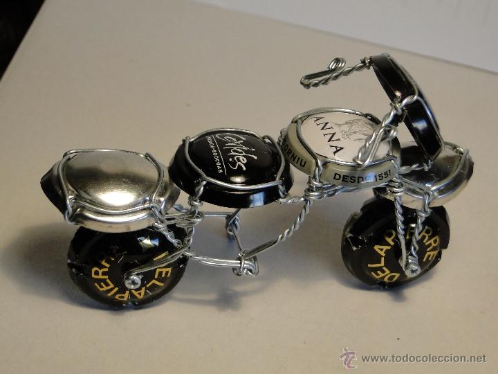 Coleccionismo de cava: MOTO.-ARTESANIA CON PLACAS CHAPAS Y ALAMBRES DE CAVA
