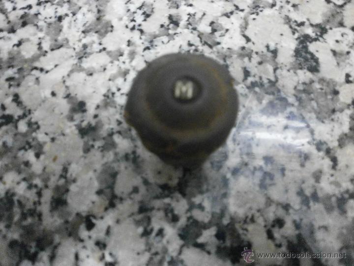Coleccionismo de cava: CHAPA PLACA CAVA ENTALLADA LETRA M.
