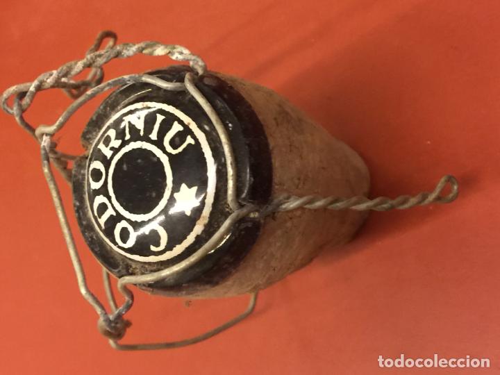 Coleccionismo de cava: Antigua placa de cava o chapa - Codorniu, con su tapon de corcho