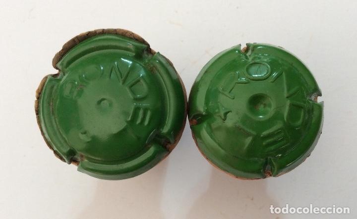 Coleccionismo de cava: GRUPO DE 2 ANTIGUAS CHAPA PLACA CAVA DISTINTAS. RONDEL COLOR VERDE. TAP&Oacute;N ORIGINAL.