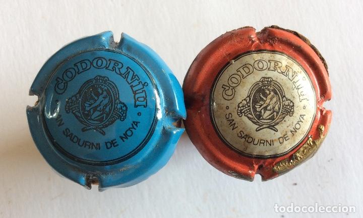 Coleccionismo de cava: GRUPO DE 2 ANTIGUAS PLACA CHAPA DE CAVA. CODORNIU. AZUL Y NEGRO. ROJO Y BLANCO. TAP&Oacute;N ORIGINAL.