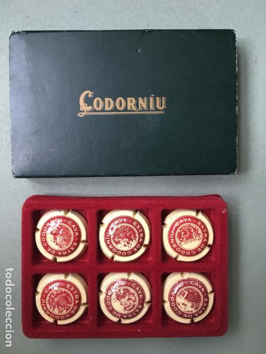 Coleccionismo de cava: COLECCI&Oacute;N DE CHAPAS DE CAVA EXTRA DE CODORNIU, TODAS DIFERENTES, EN CAJA ORIGINAL