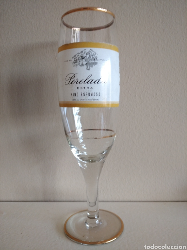 Coleccionismo de cava: PERELADA EXTRA VINO ESPUMOSO. COPA DE CAVA SERIGRAFIADA CON BORDES DORADOS. ELEGANTE.