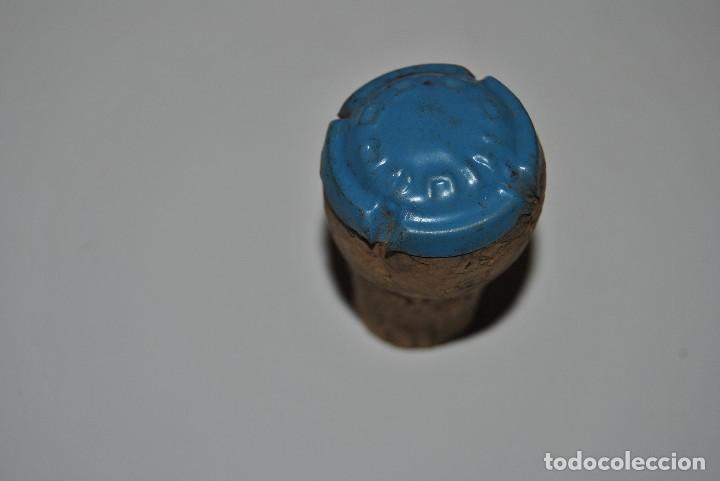 Coleccionismo de cava: PLACA DE CAVA CODORNIU AZUL CON LETRAS EN RELIEVE - Foto 2