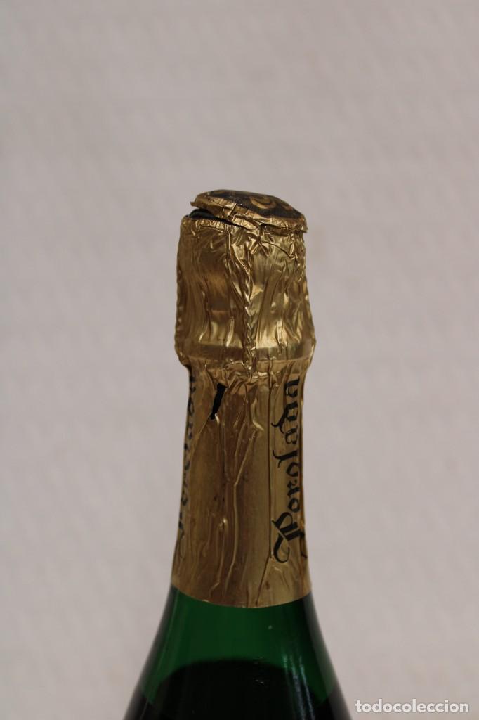 Coleccionismo de cava: BOTELLA DE CAVA PERALADA CON CHAPA ENTALLADA - Foto 4