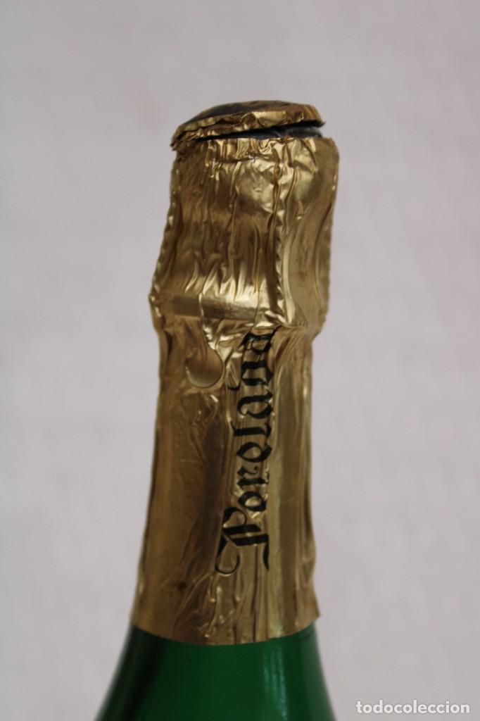 Coleccionismo de cava: BOTELLA DE CAVA PERALADA CON CHAPA ENTALLADA - Foto 5