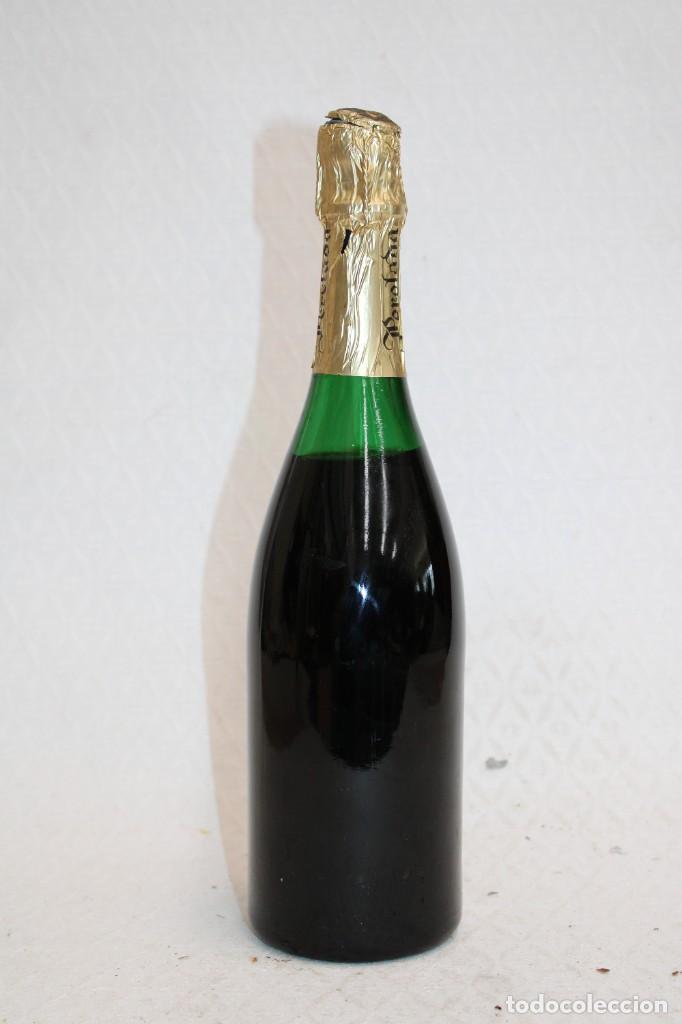 Coleccionismo de cava: BOTELLA DE CAVA PRELADA. CON CHAPA ANTIGUA - Foto 2