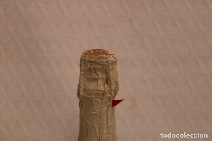 Coleccionismo de cava: ANTIGUA BOTELLA DE CAVA FREIXENET. EXTRA. SIN ABRIR. - Foto 5