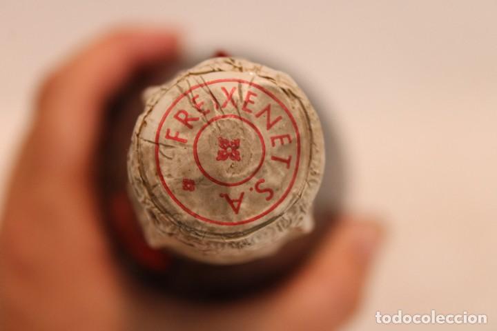 Coleccionismo de cava: ANTIGUA BOTELLA DE CAVA FREIXENET. EXTRA. SIN ABRIR. - Foto 7