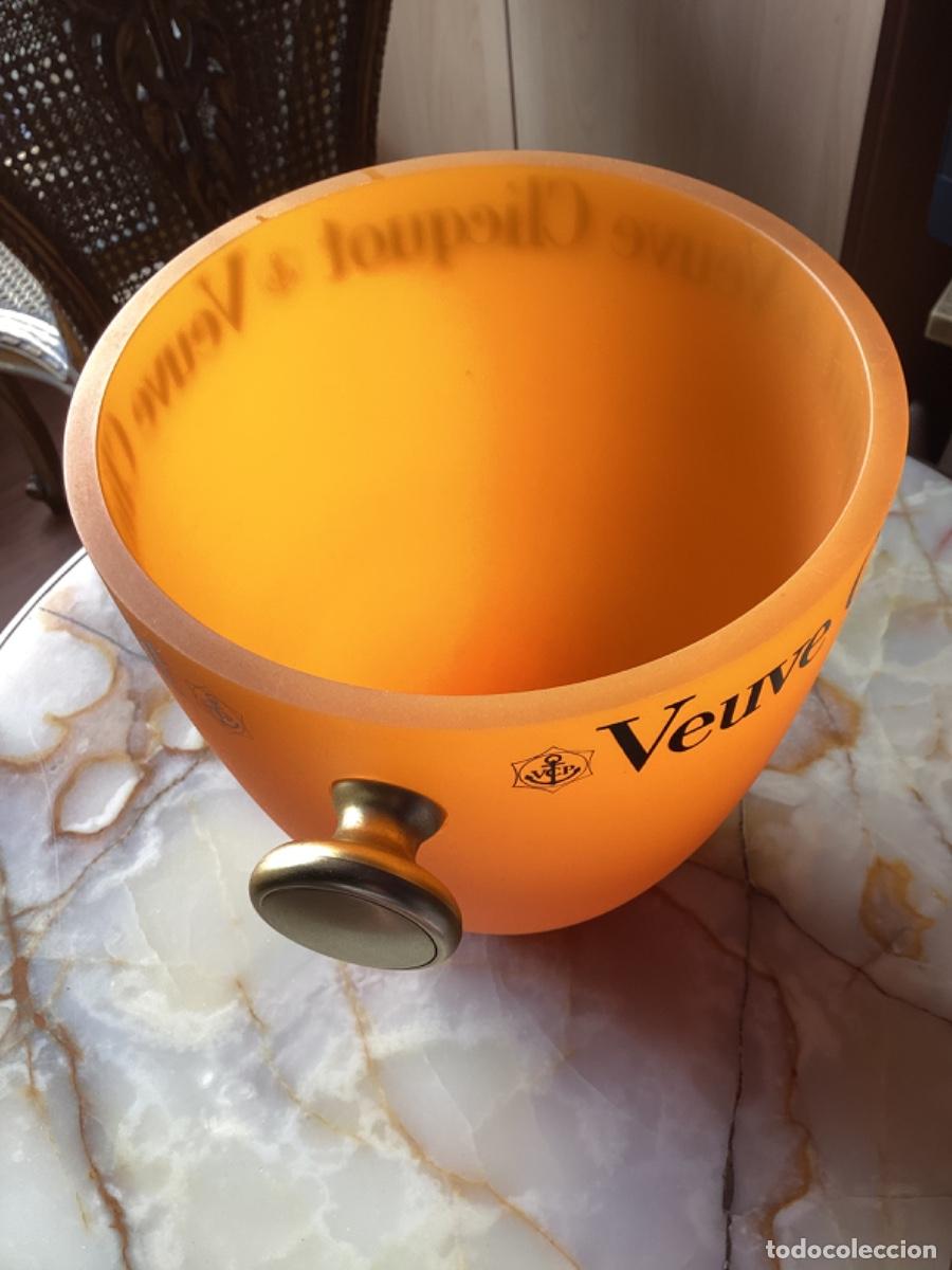 Coleccionismo de cava: Cubitera y Copas Veuve Clicquot - Foto 2